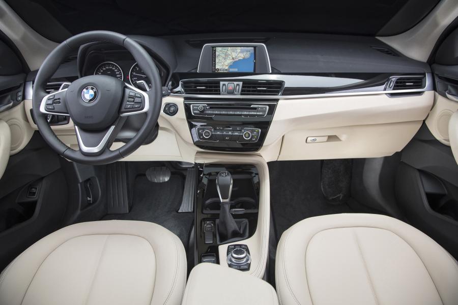 Торпедо BMW X1 sDrive20i xLine 2016 года  (LA) (фото 5 из 18)